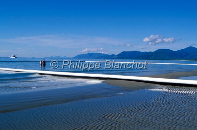 australie queensland 37.JPG - Plage équipée d'un parc de protection contre les médusesPort DouglasQueenslandAustralie